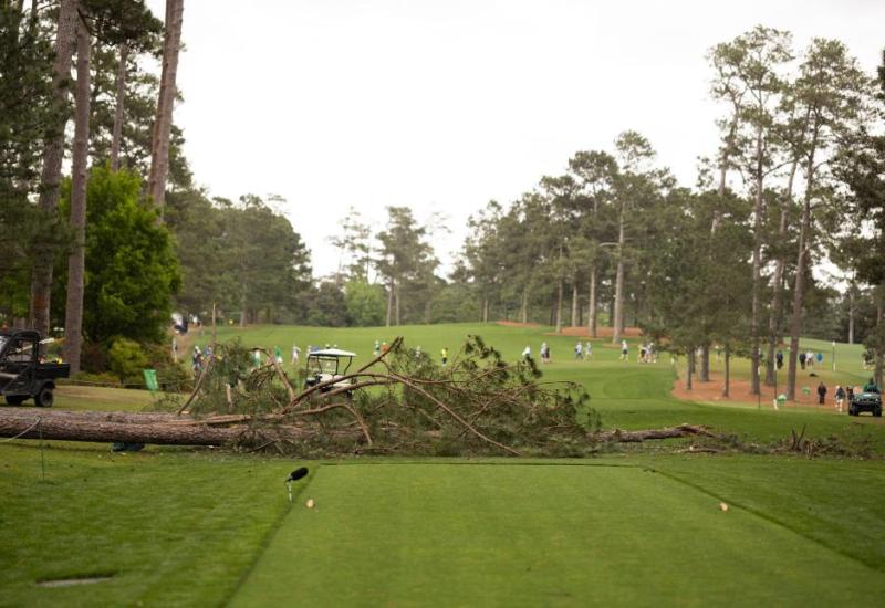 VIDEO: Izbjegnuta tragedija, tri velika stabla se srušila u Augusta National Golf Clubu